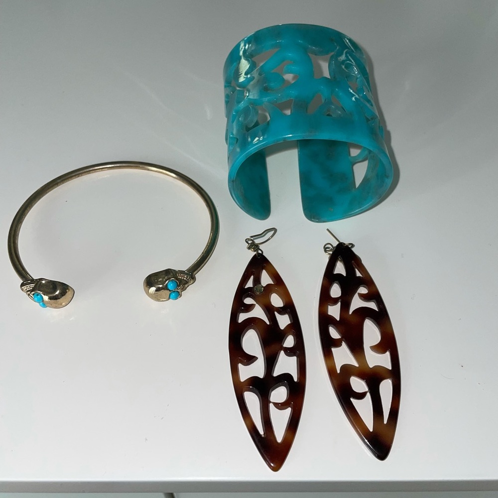 A bundle of jewelry
